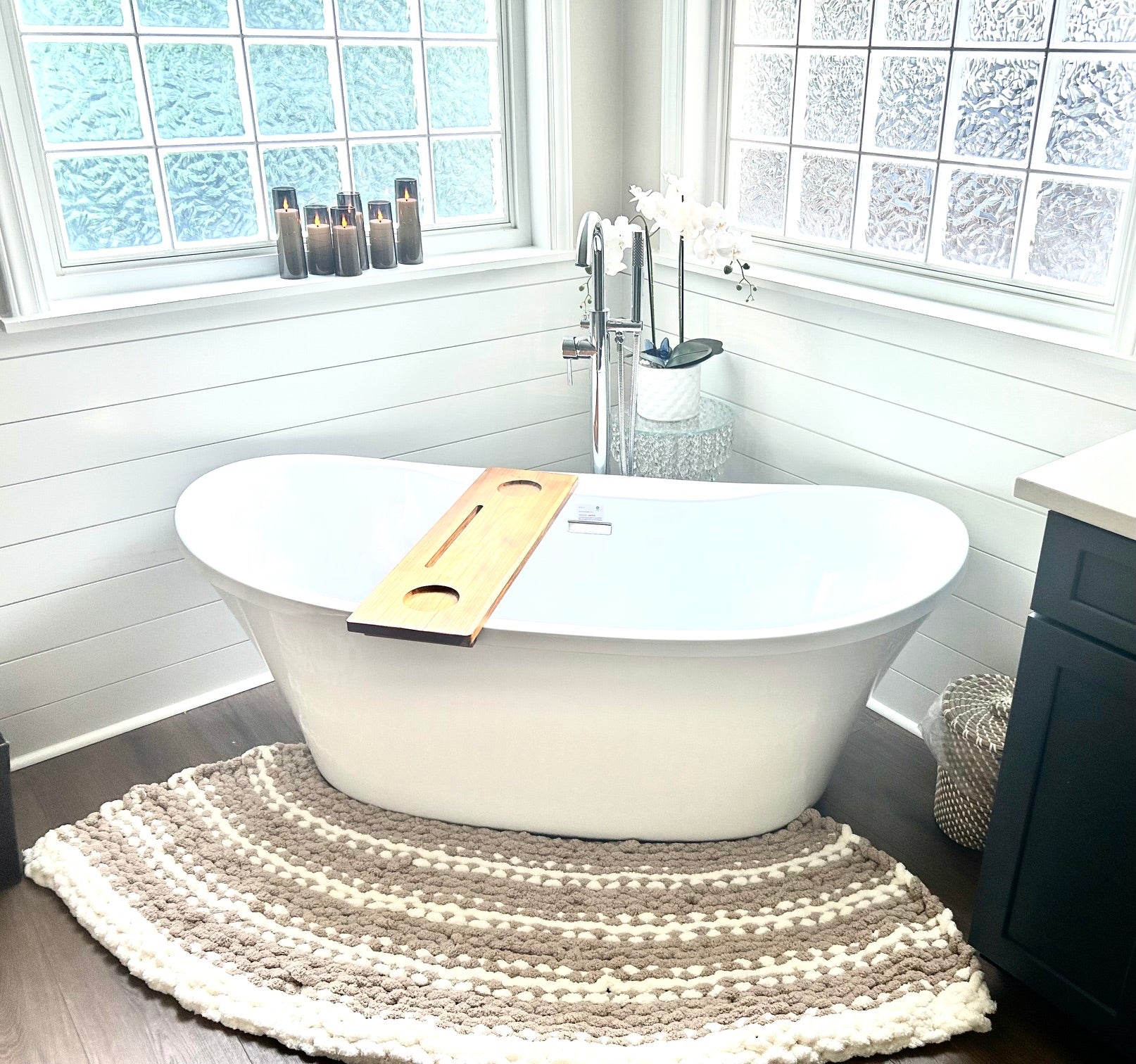 Chunky knit bath rug for freestanding tub